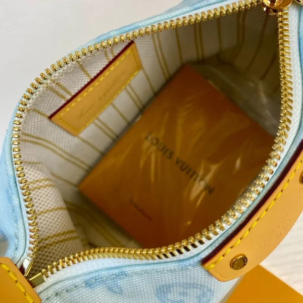 WhatsApp-Image-2026-07-03-at-11.46.32-1.webp Louis Vuitton Hills Pochette Bag Bleu Courrier 18.5cmM28250