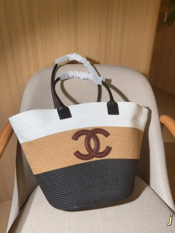 WhatsApp-Image-2026-07-13-at-17.42.22-1-5abf2291b21b.webp Chanel Maxi-sized Shopping Bag Raffia & Calfskin White 60cm/23.6in AS6148