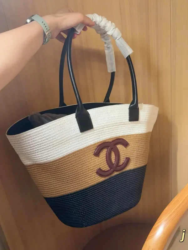 WhatsApp-Image-2026-07-13-at-17.42.23-1-1-f57a517070d3.webp Chanel Maxi-sized Shopping Bag Raffia & Calfskin White 60cm/23.6in AS6148