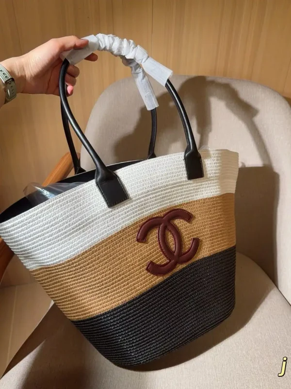WhatsApp-Image-2026-07-13-at-17.42.23-2-c85e0cda64af.webp Chanel Maxi-sized Shopping Bag Raffia & Calfskin White 60cm/23.6in AS6148