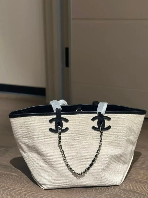 WhatsApp-Image-2026-07-16-at-10.53.11-2-70789f9e9b9b.webp Chanel Small Tote Canvas, Calfskin & Gold-Tone Metal 45cm/17.7in Ecru & Black AS6285