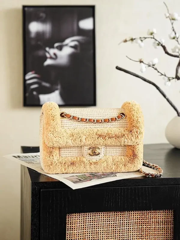 WhatsApp-Image-2026-07-16-at-11.00.04-3-6334f728a30a.webp Chanel Foldable Flap Bag Braided Raffia Yarn & Gold-colored Metal 25cm/9.8in Beige AS6163