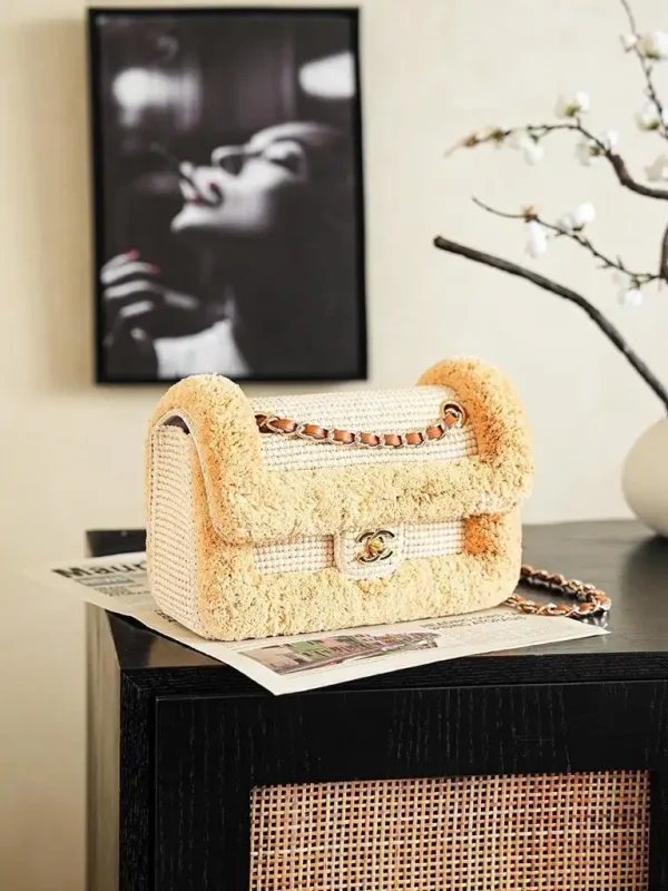 WhatsApp-Image-2026-07-16-at-11.00.05-1-1-364614ffe6b6.webp Chanel Foldable Flap Bag Braided Raffia Yarn & Gold-colored Metal 25cm/9.8in Beige AS6163