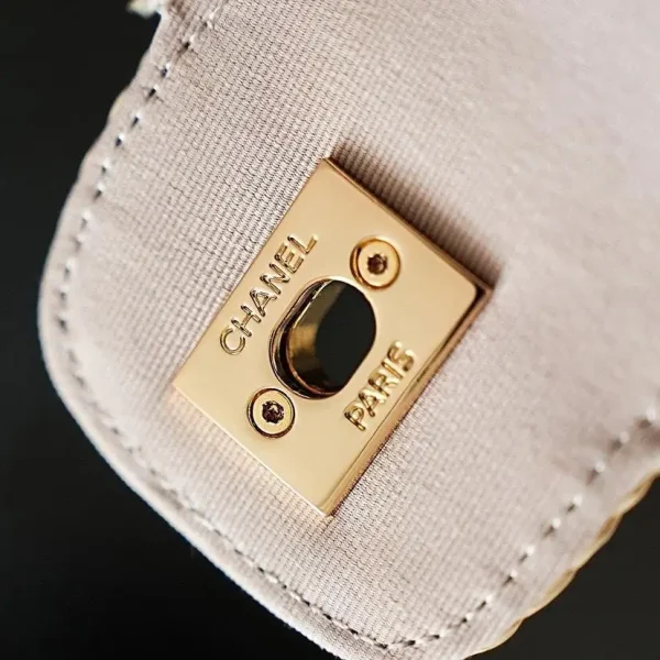 WhatsApp-Image-2026-07-16-at-11.00.05-4-1-4a13b4b2322b.webp Chanel Foldable Flap Bag Braided Raffia Yarn & Gold-colored Metal 25cm/9.8in Beige AS6163
