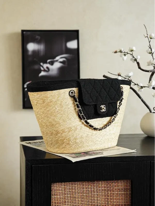 WhatsApp-Image-2026-07-16-at-11.00.51-1-2-3fe556283597.webp Chanel Large Shopping Bag Straw, Canvas, Sheepskin & Gold-colored Metal 54cm/21.3in Beige & Black AS5952