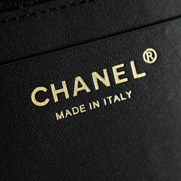 WhatsApp-Image-2026-07-16-at-11.00.51-8-1-0ce032987e39.webp Chanel Large Shopping Bag Straw, Canvas, Sheepskin & Gold-colored Metal 54cm/21.3in Beige & Black AS5952
