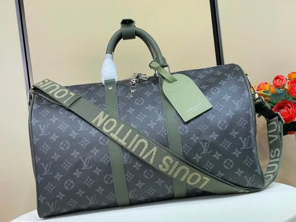 WhatsApp-Image-2026-08-11-at-13.55.53.webp Louis Vuitton LV x TM Keepall Bandoulière 45cm/17.7in Khaki Green M28837