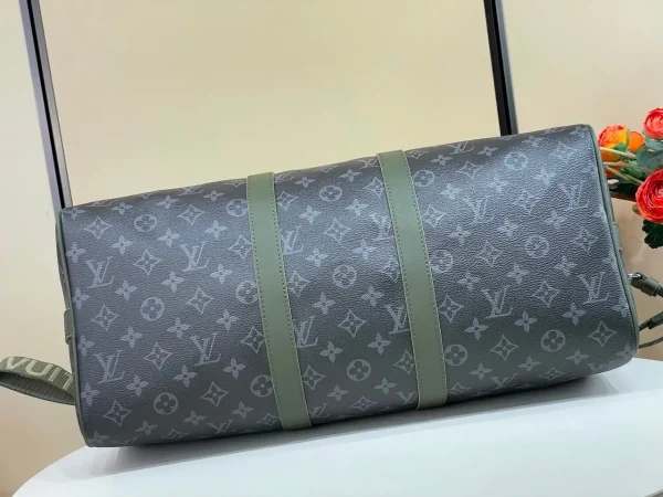 WhatsApp-Image-2026-08-11-at-13.55.54-2.webp Louis Vuitton LV x TM Keepall Bandoulière 45cm/17.7in Khaki Green M28837