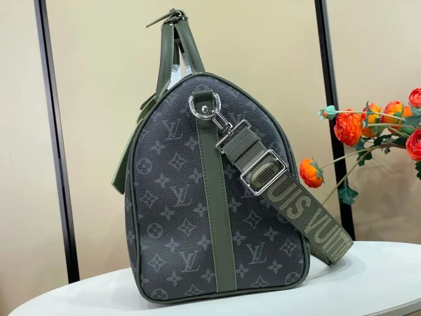 WhatsApp-Image-2026-08-11-at-13.55.54.webp Louis Vuitton LV x TM Keepall Bandoulière 45cm/17.7in Khaki Green M28837