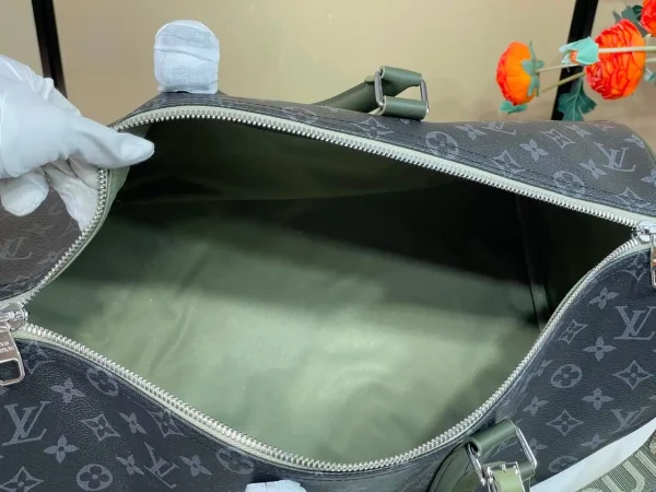 WhatsApp-Image-2026-08-11-at-13.55.56-1.webp Louis Vuitton LV x TM Keepall Bandoulière 45cm/17.7in Khaki Green M28837