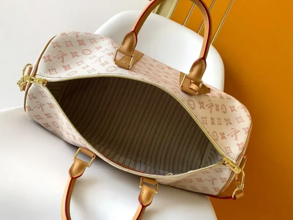 WhatsApp-Image-2026-08-11-at-14.05.49.webp Louis Vuitton Keepall Bandoulière Bag 45cm/17.7in Monogram Dune / Beige M28238