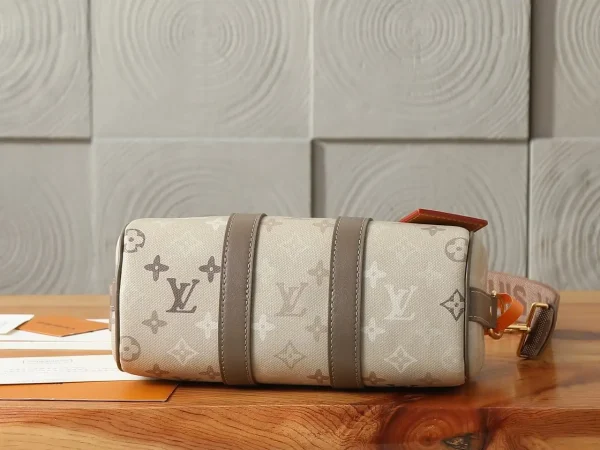 WhatsApp-Image-2026-08-11-at-14.15.15-2.webp Louis Vuitton Keepall Bandoulière Bag 25cm/9.8in Sand Beige Monogram M29272