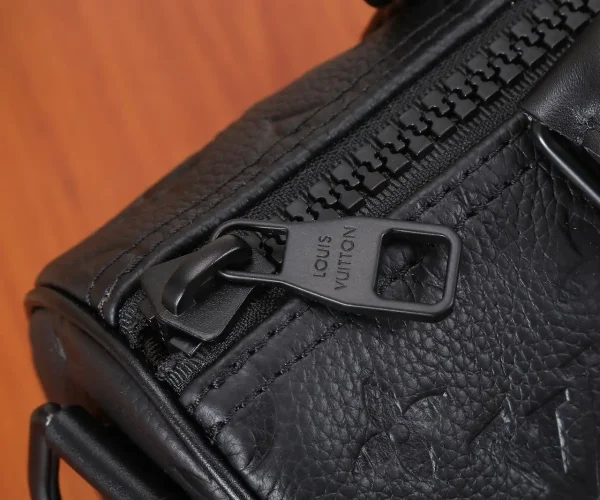 Louis Vuitton Keepall Bandoulière Bag 25cm/9.8in Black Taurillon Cowhide M20900