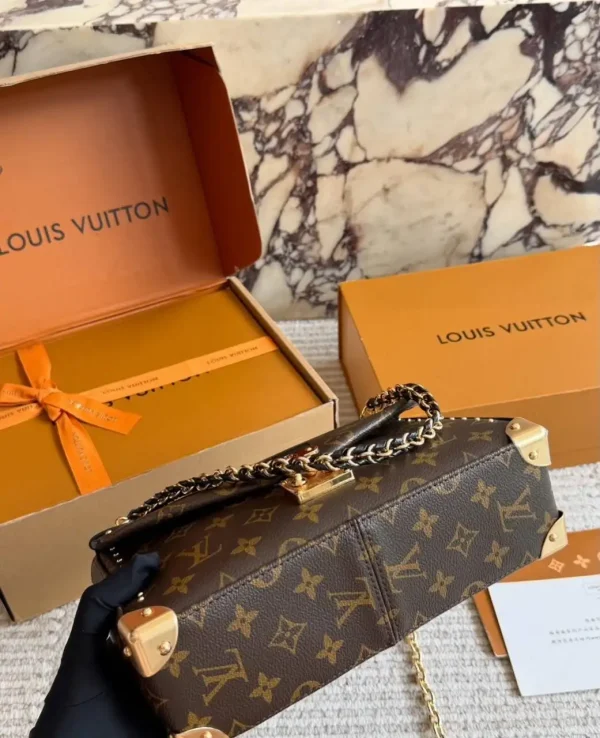 WhatsApp-Image-2026-08-27-at-08.52.43.webp Louis Vuitton Trunkie Bag 27cm/10.6in Canvas Material M14526