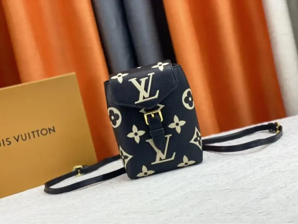 WhatsApp-Image-2026-08-29-at-10.54.22-f0334860394b.webp Louis Vuitton Tiny Backpack Tourterelle Black 19cm