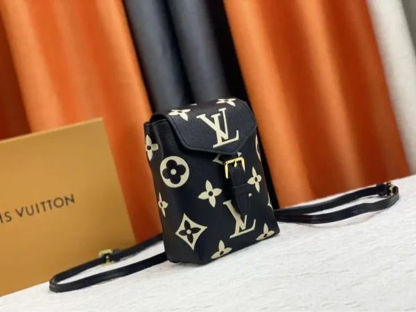 WhatsApp-Image-2026-08-29-at-10.54.23-3ee149424dc3.webp Louis Vuitton Tiny Backpack Tourterelle Black 19cm