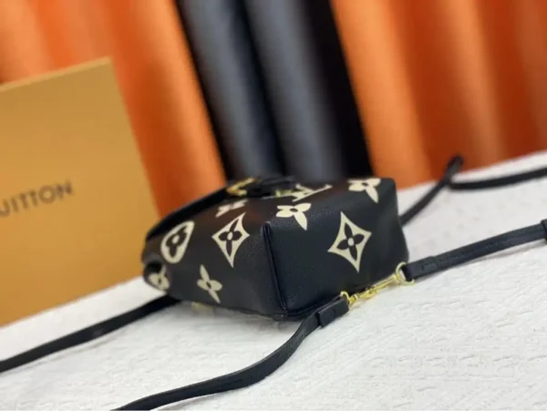 WhatsApp-Image-2026-08-29-at-10.54.24-52f43f3b4b69.webp Louis Vuitton Tiny Backpack Tourterelle Black 19cm