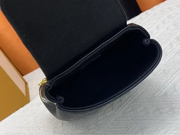 WhatsApp-Image-2026-08-29-at-10.54.26-c30226241832.webp Louis Vuitton Tiny Backpack Tourterelle Black 19cm