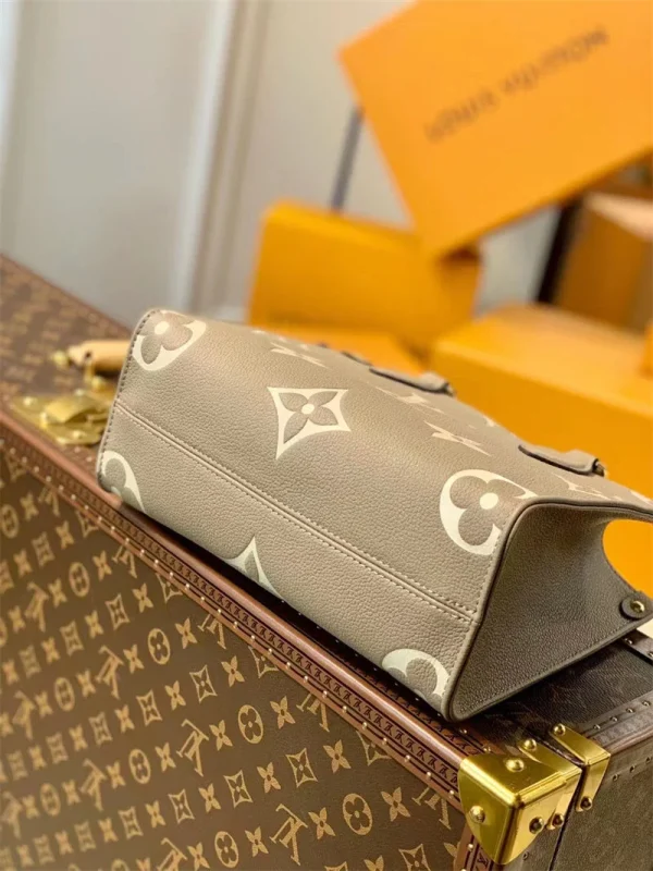 a37fdb7e-db04f84f6f10.webp Louis Vuitton LV OnTheGo East West M46653 Beige 25cm, Designer Handbags, Womens Purse, luxury bags