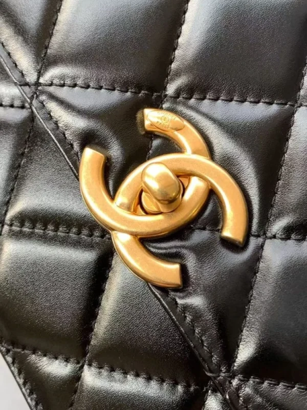ae20744d-d0cb0ec162e0.webp Chanel Calfskin Quilted Perfect Fit Flap Back 22cm, Designer Handbags, Women’s Purse, luxury bags, Chanel bags