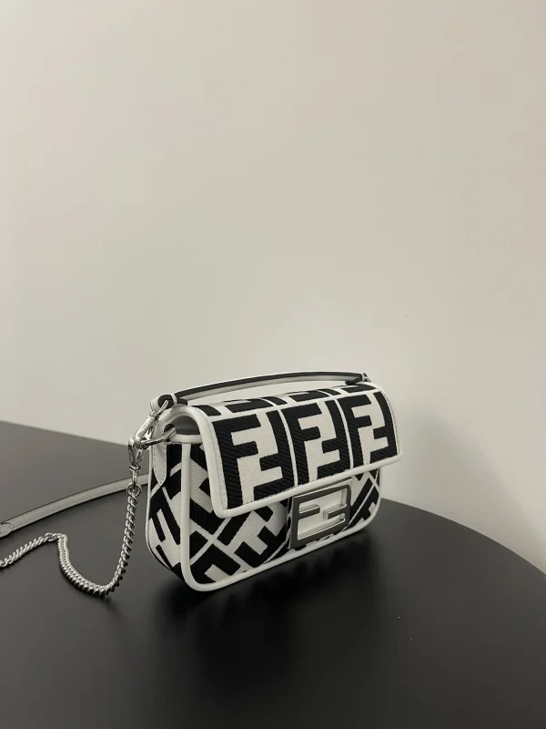 aeb08eeb-041f3105a10b.webp Fendi Baguette By Marc Jacobs In Black And White 19cm/ 7.5in