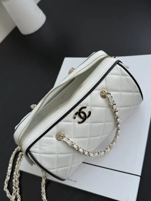 bf01ae81-287ee56c92d0.webp Chanel Spring Summer 2025 Pre-collection Clutch With Chain Lambskin White 18.5cm/ 7.3inches, Designer Handbags, Women’s Purse, luxury bags, Chanel bags