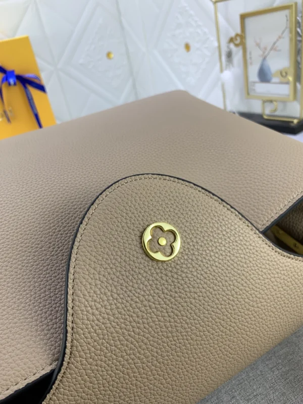 c67cd274-34c866c38458.webp Louis Vuitton Capucines Mm Grey 31Cm M42253, Designer Handbags, Womens Purse, luxury bags