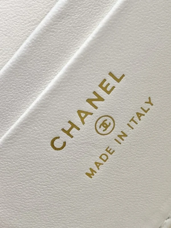 cc12ce99-1-c3d6cdfcb4fb.webp Chanel 25C Vanity Case White 20cm, Designer Handbags, Women’s Purse, luxury bags, Chanel bags