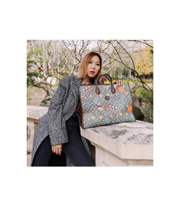 disney-x-gucci-donald-duck-tote-bag-16-84ea29956296.webp Disney x Gucci Donald Duck Tote Bag