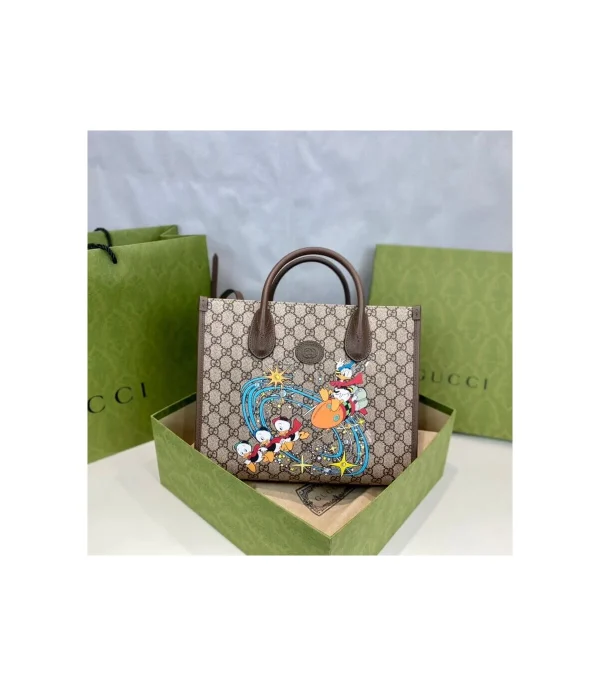 disney-x-gucci-donald-duck-tote-bag-2-eab7d3c5317e.webp Gucci Beige GG Supreme Canvas Donald Duck Tote Bag 31cm