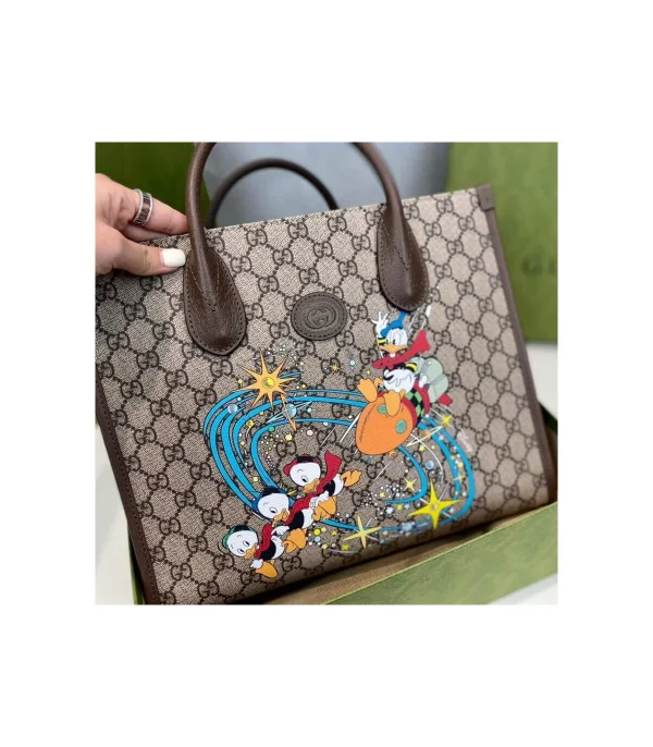 disney-x-gucci-donald-duck-tote-bag-5-7a7f76763732.webp Gucci Beige GG Supreme Canvas Donald Duck Tote Bag 31cm
