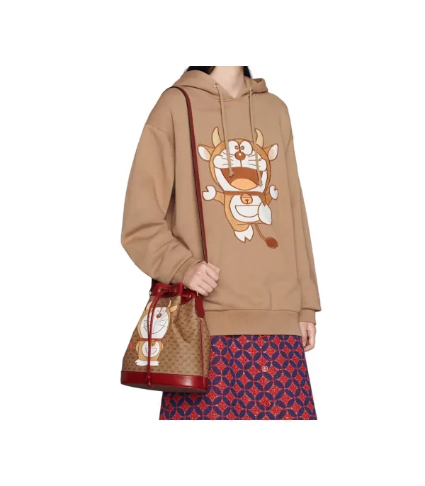 doraemon-x-gucci-small-bucket-bag-1-1aeabb662991.webp Doraemon x Gucci Small Bucket Bag