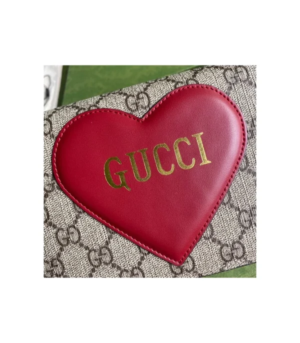 gucci-valentine-s-day-chain-card-case-wallet-6-24d1e3e6de77.webp Gucci Valentine’s Day Chain Card Case Wallet