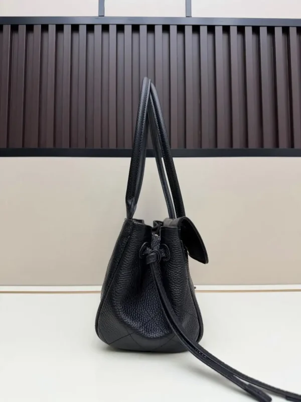 image-2026-08-14T135717.542-4f564441875f.webp Chanel Small Shopping Bag Calfskin With Grain Effect & Gold Metallic Black 32cm/12.6in AS6288
