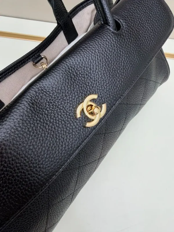 image-2026-08-14T135722.168-54acda523383.webp Chanel Small Shopping Bag Calfskin With Grain Effect & Gold Metallic Black 32cm/12.6in AS6288