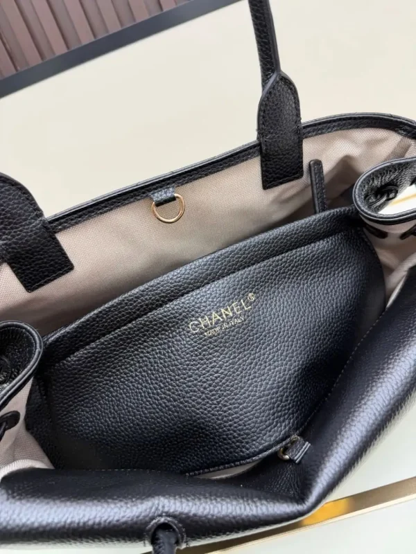 image-2026-08-14T135731.216-f831e4505199.webp Chanel Small Shopping Bag Calfskin With Grain Effect & Gold Metallic Black 32cm/12.6in AS6288