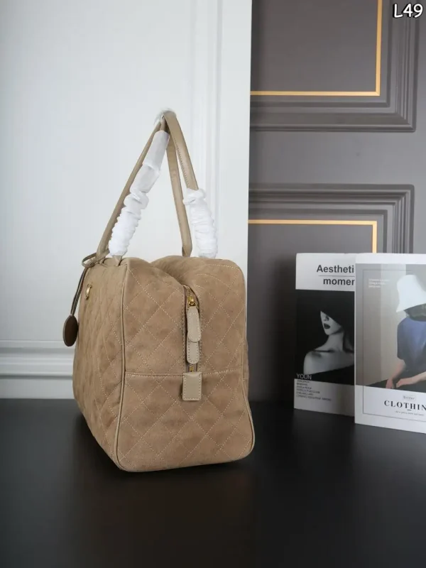 image-2026-08-14T141631.166-85560bf4ecd6.webp Chanel Maxi Bowling Bag Calfskin Suede, Calfskin Leather & Gold-tone Metal Dark Beige 42cm/16.5in AS6212