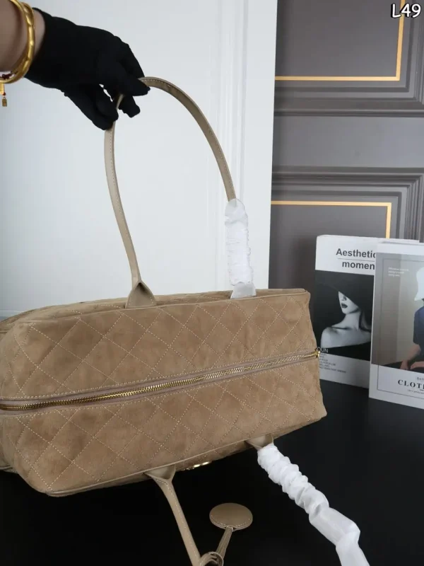 image-2026-08-14T141633.785-8d8dd5790c0a.webp Chanel Maxi Bowling Bag Calfskin Suede, Calfskin Leather & Gold-tone Metal Dark Beige 42cm/16.5in AS6212