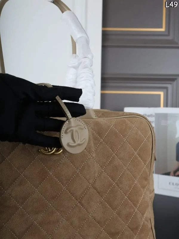 image-2026-08-14T141635.912-0cfaaf8ed0cd.webp Chanel Maxi Bowling Bag Calfskin Suede, Calfskin Leather & Gold-tone Metal Dark Beige 42cm/16.5in AS6212