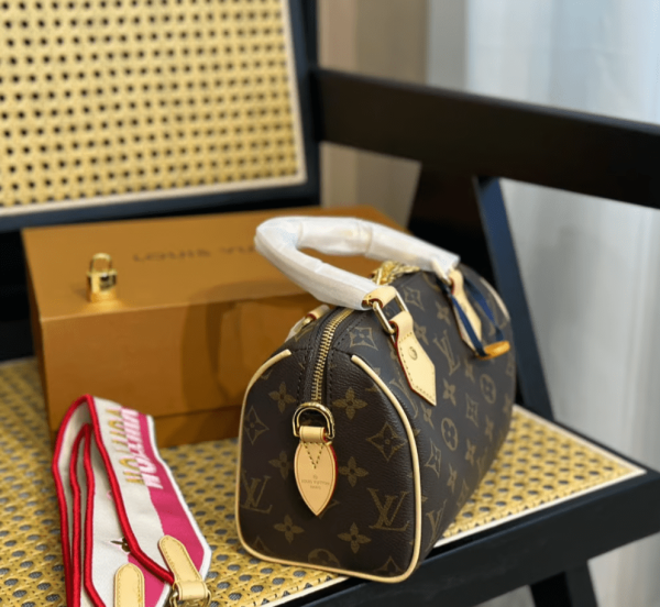 image-4-883f88358730.webp Louis Vuitton Speedy Bandouliere 20 Fuchsia 20cm M46234, Designer Handbags, Womens Purse, luxury bags