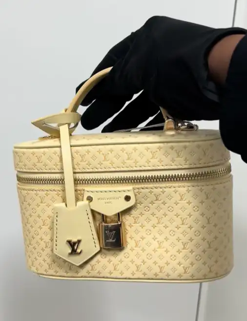 image-63-afee5901158d.webp Louis Vuitton Vanity Chain Pouch 19cm M29051