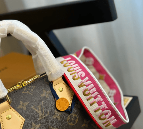 image-7-2a27bc5e7b55.webp Louis Vuitton Speedy Bandouliere 20 Fuchsia 20cm M46234, Designer Handbags, Womens Purse, luxury bags