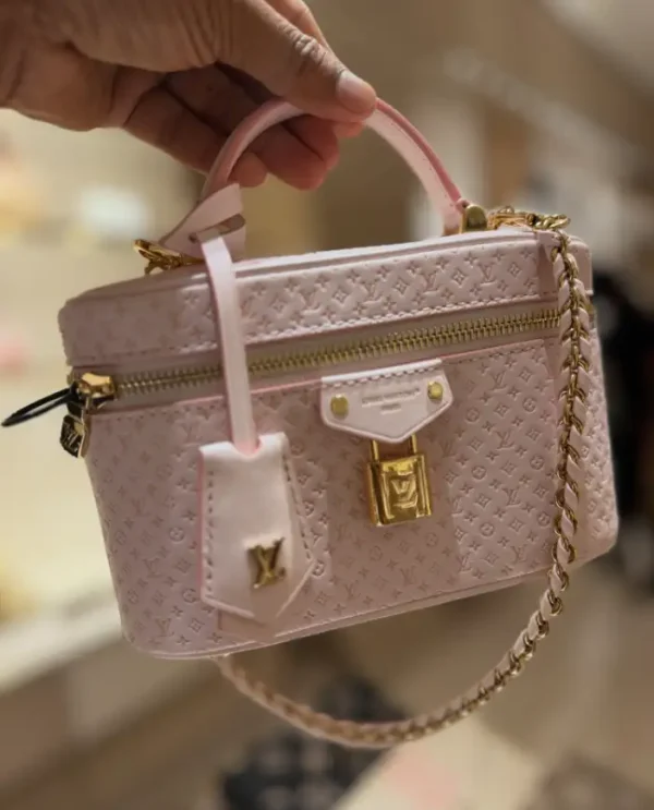 image-70-bfbd345ebf4d.webp Louis Vuitton Vanity Chain Pouch Light Bliss Cream 19cm M29344