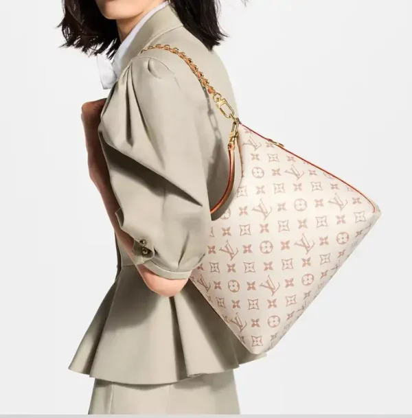 image-92-011bc3eb1bb4.webp Louis Vuitton Multipass Monogram Dune Canvas Material 30cm M2A078