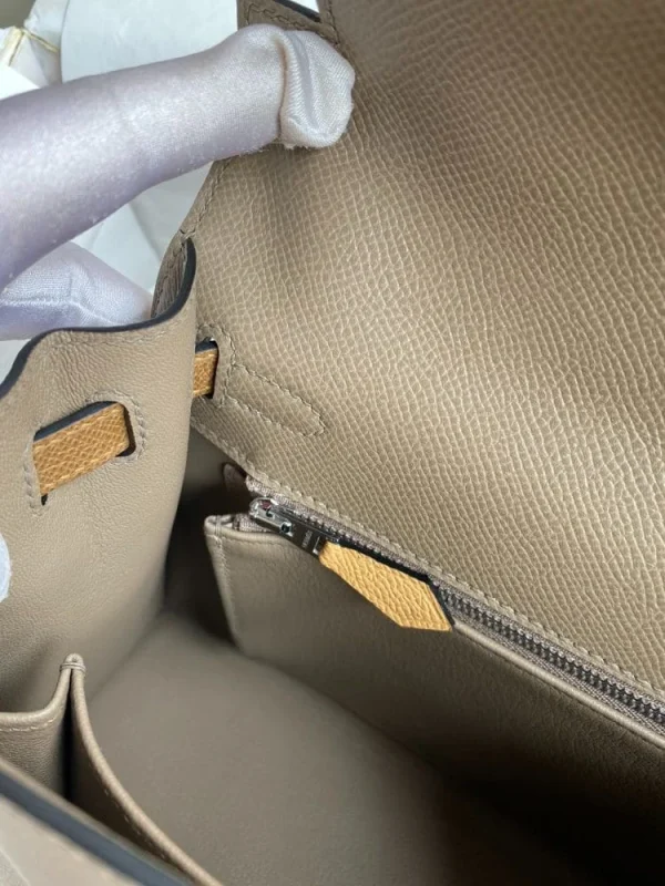 imgi_18_55f3dc9b-b6042beaace8.webp Hermes Kelly 25 Bag In Greige Epsom Leather For Women 25cm/10in