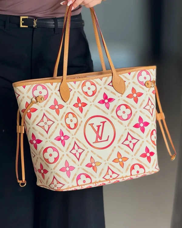 kellyecriss_1745419507_3617163455417700636-0b4dae42929c.webp Louis Vuitton LV By The Pool Neverfull MM Tote Bag ‘Coral’ 31cm M25317, Designer Handbags, Womens Purse, luxury bags