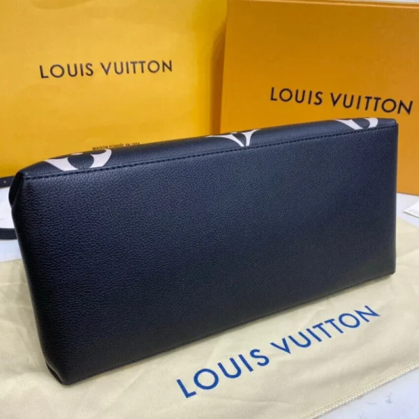 louis-vuitton-bicolor-monogram-empreinte-grand-palais-m45842-2-d8e2009dd17c.webp Louis Vuitton Grand Palais 34Cm Black, Designer Handbags, Womens Purse, luxury bags