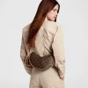 louis-vuitton-croissant-mm-M46828_PM1_Cropped-worn-view-12b2dd30974f.webp Croissant MM
