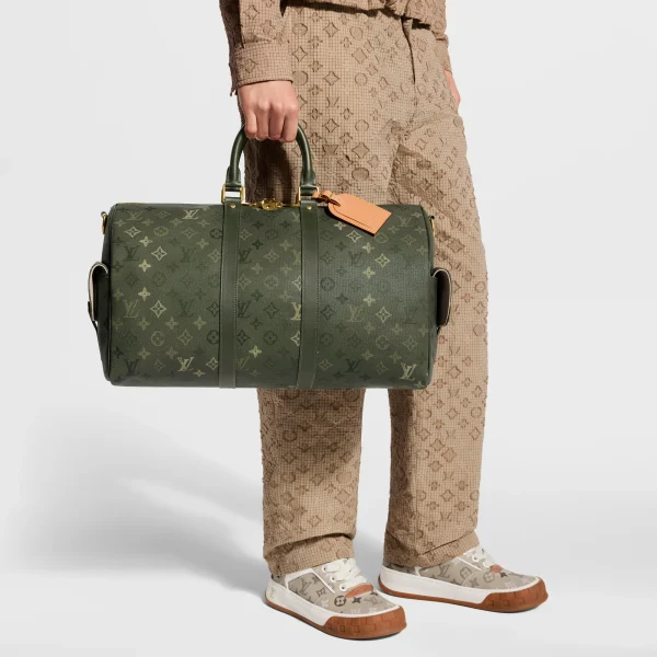 louis-vuitton-keepall-bandouliere-45-M29158_PM1_Cropped-worn-view-1.webp Louis Vuitton Backpack 50cm/19.7in Khaki Green M26964