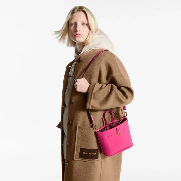 louis-vuitton-neverfull-bandouliere-inside-out-bb-M12106_PM1_Ambiance_20view-6b92f34f80ce.webp Louis Vuitton Neverfull Bandoulire Inside Out BB Rose Pondichery Cowhide 26.5cm M12106, Designer Handbags, Womens Purse, luxury bags
